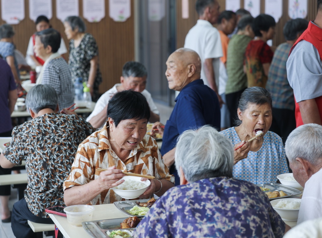 7月28日,老人在荻浦村老年食堂就餐。