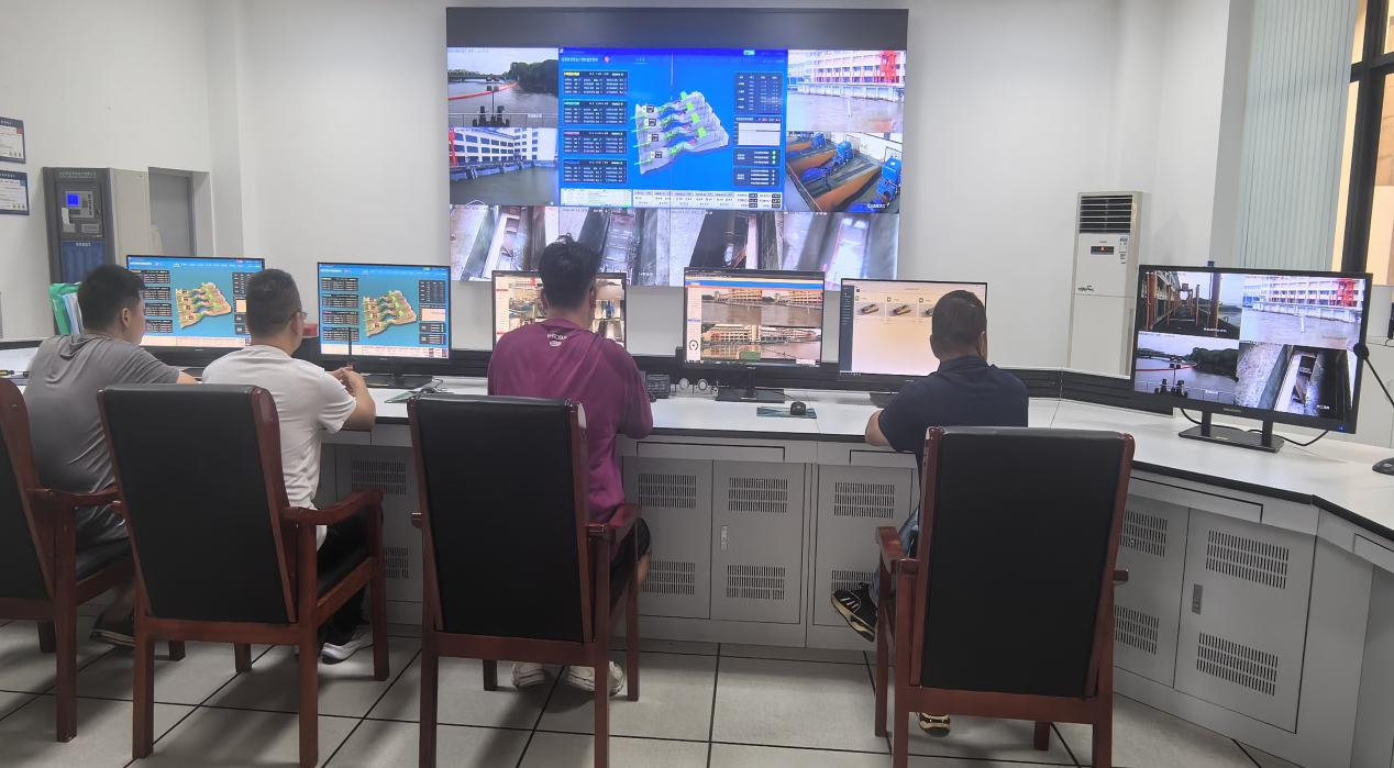 嘉兴盐官枢纽工作人员正在值班值守。受访者供图