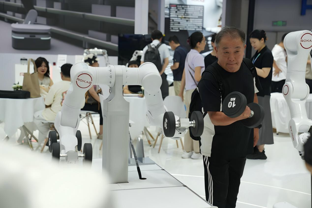 观展者与机器人互动。人民网记者 欧阳易佳摄