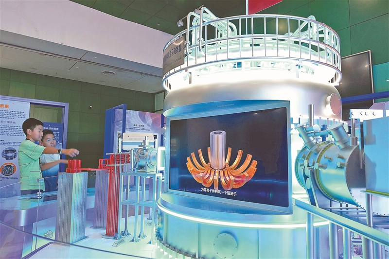 图为孩子们在2026年全国科普月主场活动上参与科普展示及互动项目。记者 洪星摄