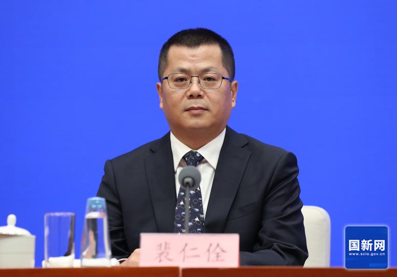 国务院国资委财务监管与运行评价局负责人裴仁佺。徐想摄
