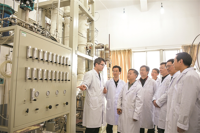 烟台大学“碳四分离”研发团队成员交流循环流化床丁烷脱氢项目研究进展。受访单位供图