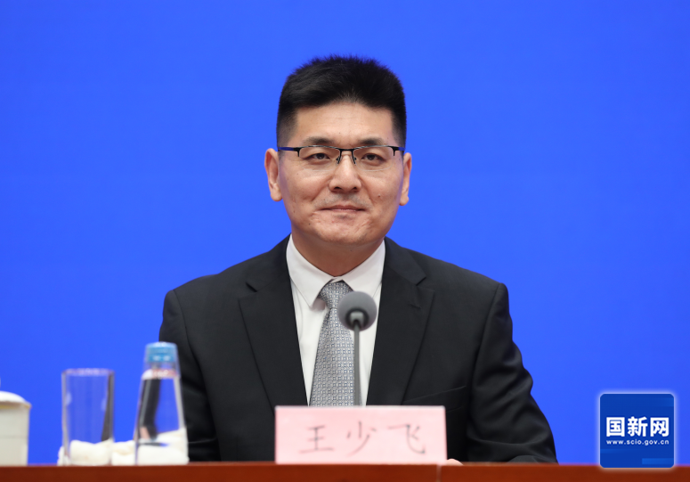 国务院国资委新闻发言人、财务监管与运行评价局局长王少飞在“开局起步‘十五五’”系列主题新闻发布会上发言。来源:国新办网站
