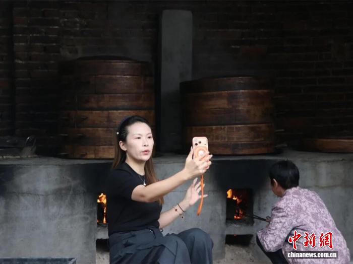 廉桥镇青年唐媛对着手机镜头录制中医药科普短视频。 邵东市委宣传部 供图