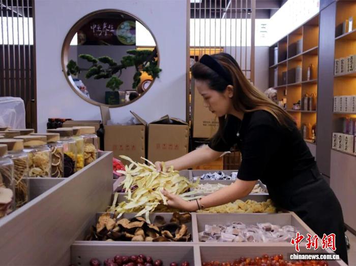 廉桥镇中药材经营商户在整理药材。 邵东市委宣传部 供图