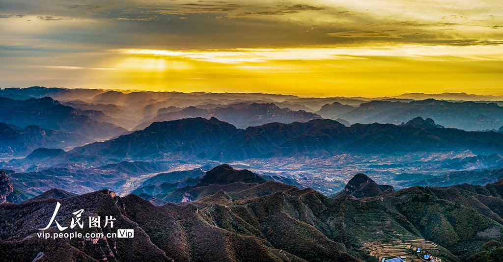 太行晨光染群峰