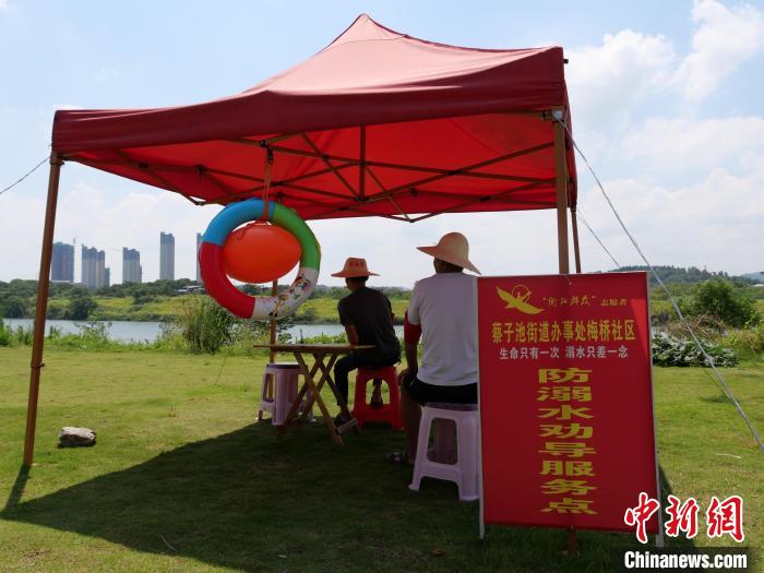 盯守员在防溺水劝导服务点盯守水岸。 王昊昊 摄 盯守员在防溺水劝导服务点盯守水岸。 王昊昊 摄