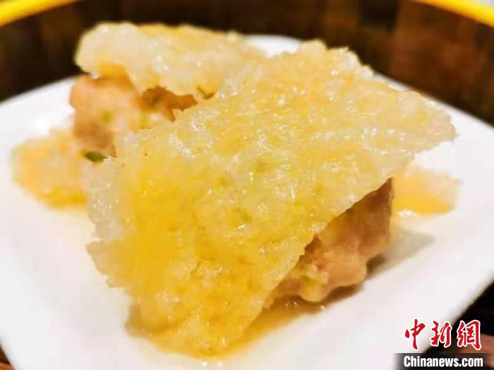 台山茶市中的浮皮蒸肉丸(寓意“金镶玉”) 李晓春 摄