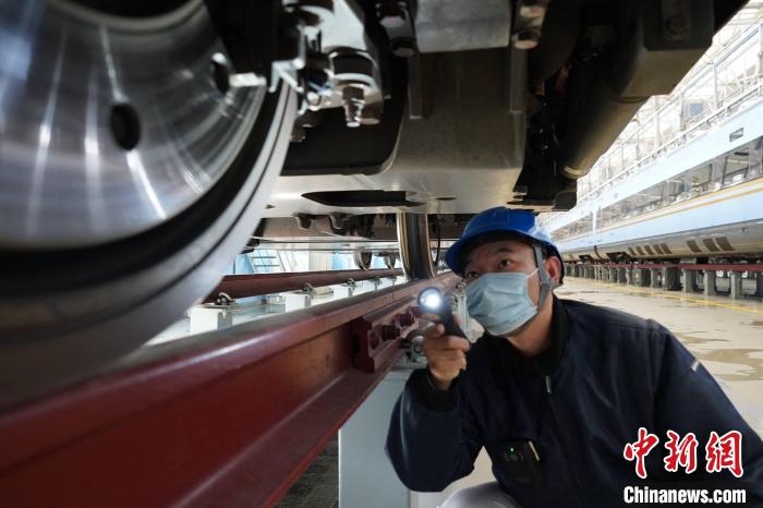 西安动车质检员：“手机爸爸”的第6个春运