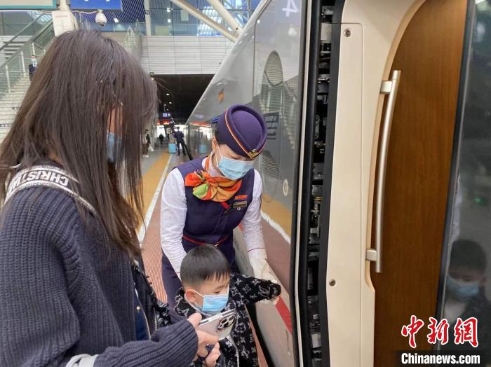 “蔷薇花”赵艳梅 广九客运段 供图 点击进入下一页