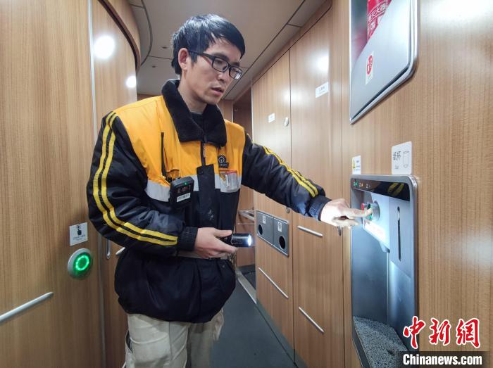 寒夜里的西安动车“打温人”