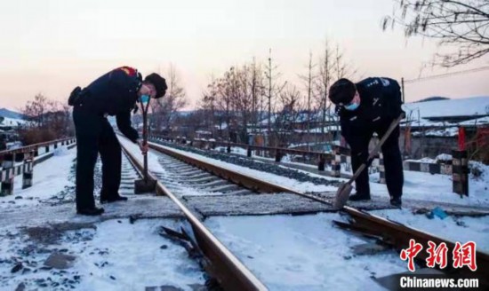 巡站区、缉逃犯，铁路公安坚守岗位保春节平安