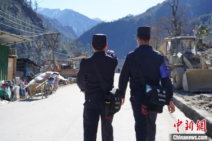 云南怒江：独龙江边境民警的“万能”警务包