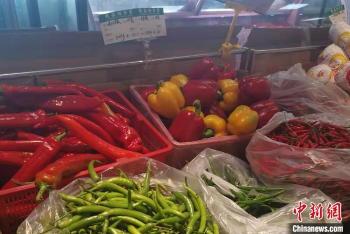 北京西城区某菜市场内蔬菜价格。 <a target='_blank' href='/' >中新网</a>记者 谢艺观 摄 北京西城区某菜市场内蔬菜价格。 <a target='_blank' href='/' >中新网</a>记者 谢艺观 摄