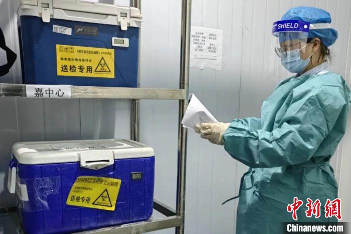 核酸样本转运员：早一分钟送检，就少一分传播风险