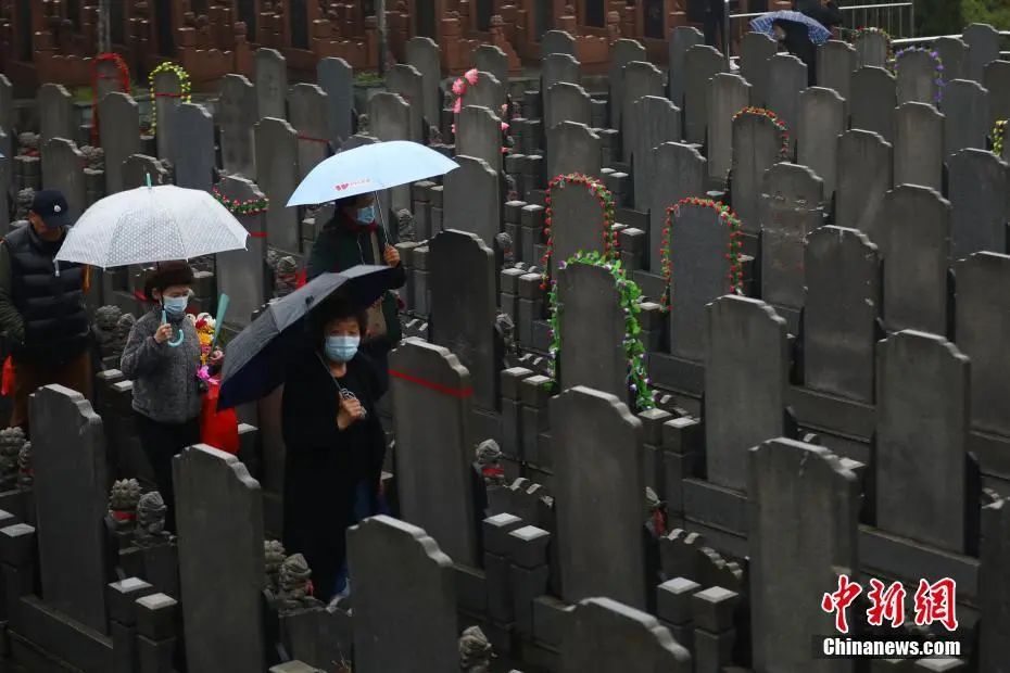 资料图:市民在陵园内扫墓。<a target='_blank' href='/'>中新社</a>记者 泱波 摄 点击进入下一页