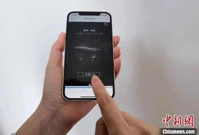 资料图:市民为已故亲人点亮心灯。冯真 摄 点击进入下一页