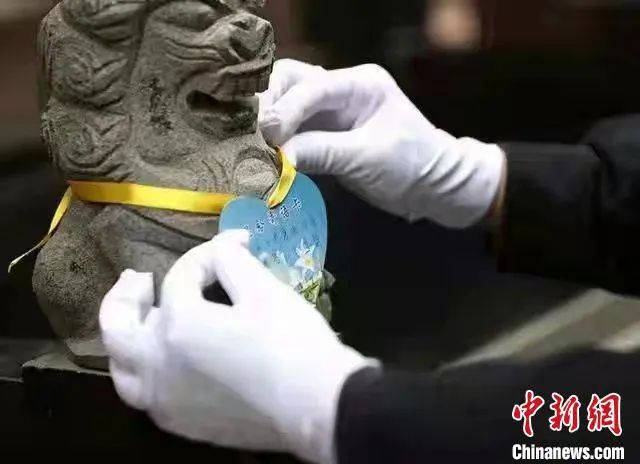 资料图:4月5日清明节,兰州市殡仪馆及所属五家公墓暂停现场祭扫,引导居民网络祭祀,同时提供“代祭扫”服务。兰州市殡仪馆供图 点击进入下一页