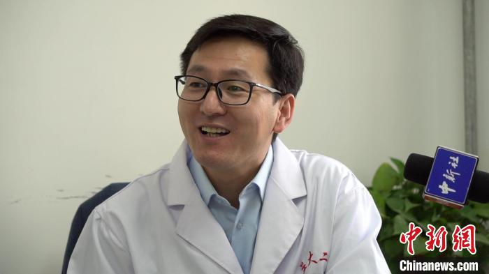 兰大二院普外三科副主任医师刘海鹏接受<a target='_blank' href='/'>中新社</a>、<a target='_blank' href='/' >中新网</a>记者采访,介绍线上会诊相关情况。 魏建军 摄 兰大二院普外三科副主任医师刘海鹏接受<a target='_blank' href='/'>中新社</a>、<a target='_blank' href='/' >中新网</a>记者采访,介绍线上会诊相关情况。 魏建军 摄