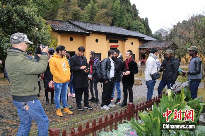 毛浩夫在父亲和爷爷的影响下,回到井冈山向外国朋友介绍井冈山的革命历史故事。受访者供图 点击进入下一页