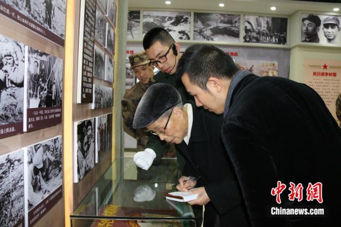 图为毛浩夫(右)和爷爷毛秉华参观平江起义团团史馆。(资料图)受访者供图 点击进入下一页