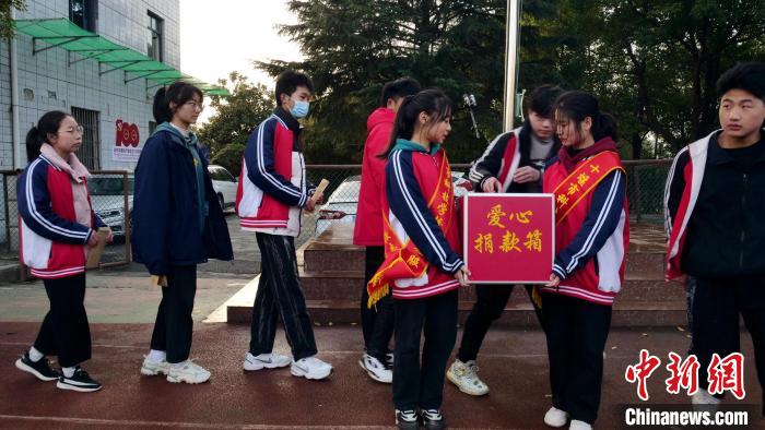 4月15日，十堰市科技学校发动师生向患者捐款 尹言斌 摄