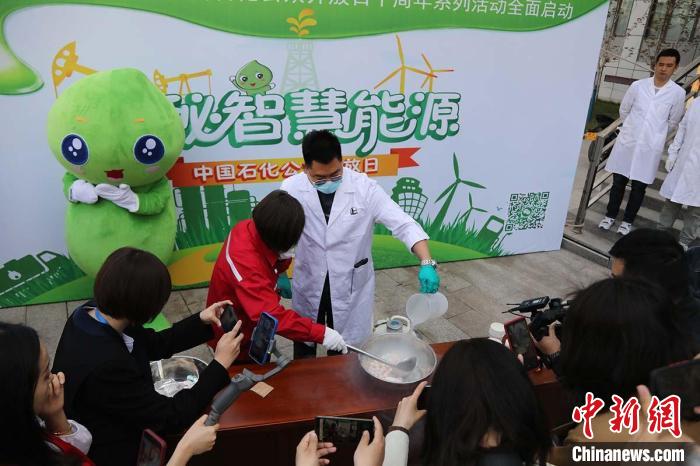 西北油田科研人员现场演示应用。 付童童 摄 西北油田科研人员现场演示应用。 付童童 摄