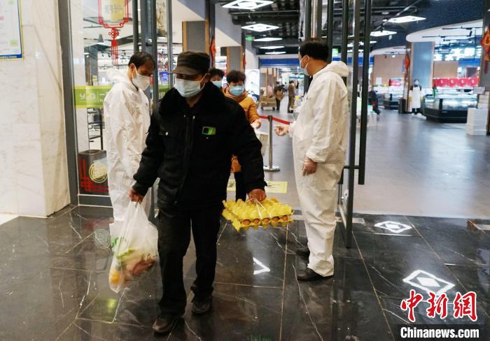 图为市民有序离开超市。 马铭言 摄 图为市民有序离开超市。 马铭言 摄
