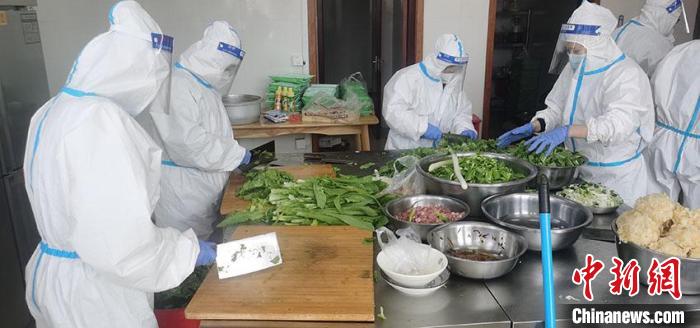 吉林“95后”高速驿站“摆渡人”:我必须照顾好他们