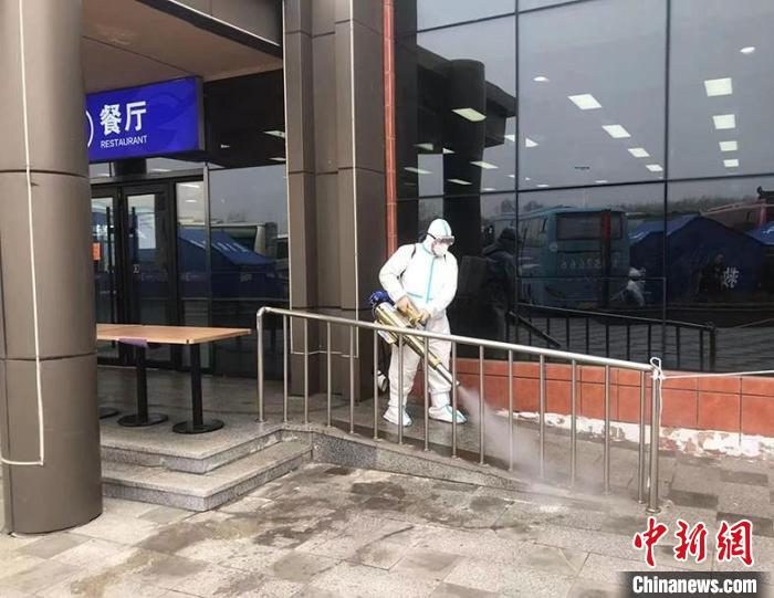 李金钊在服务区进行消杀。 受访者供图 李金钊在服务区进行消杀。 受访者供图