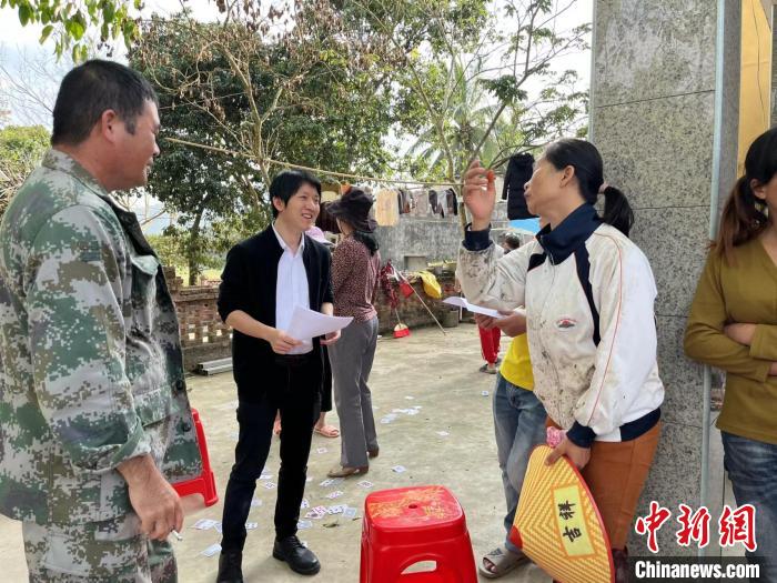 邱瑞麟(中)走访脱贫户。 邱瑞麟供图 邱瑞麟(中)走访脱贫户。 邱瑞麟供图