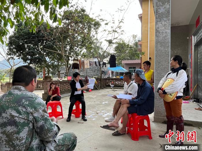 邱瑞麟向村民讲解产业发展方案。 邱瑞麟供图 邱瑞麟向村民讲解产业发展方案。 邱瑞麟供图