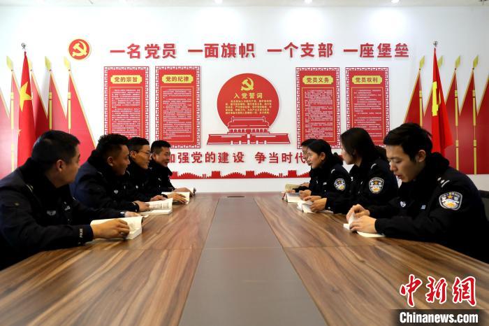 图为普兰边检民警开展“五四”主题活动、交流心得。 钟悦祺 摄 图为普兰边检民警开展“五四”主题活动、交流心得。 钟悦祺 摄