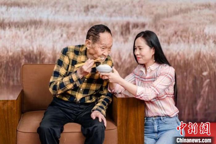 资料图。图为在三亚“袁梦计划”发布会现场,袁隆平院士品尝兴安盟耐盐碱水稻基地生产的大米。 兴安盟袁隆平水稻院士专家工作站供图 资料图。图为在三亚“袁梦计划”发布会现场,袁隆平院士品尝兴安盟耐盐碱水稻基地生产的大米。 兴安盟袁隆平水稻院士专家工作站供图