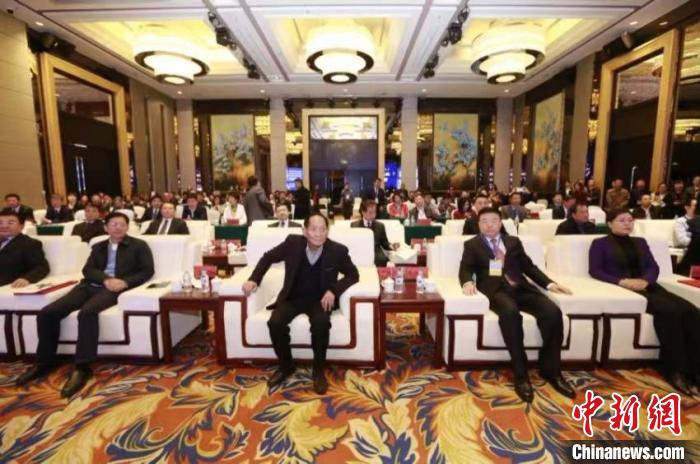 资料图。图为2018年10月16日,88岁高龄的袁隆平院士亲自到兴安盟为工作站揭牌。 兴安盟袁隆平水稻院士专家工作站供图 资料图。图为2018年10月16日,88岁高龄的袁隆平院士亲自到兴安盟为工作站揭牌。 兴安盟袁隆平水稻院士专家工作站供图