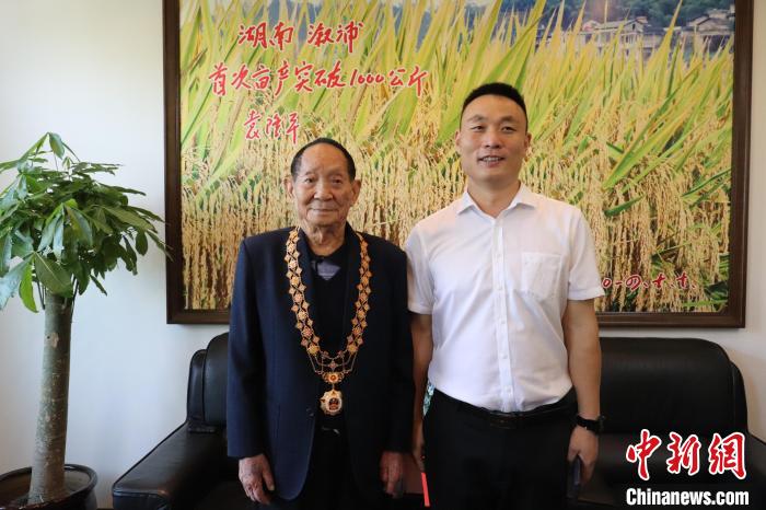 资料图。图为王世刚与“共和国勋章”获得者袁隆平院士合影。 兴安盟袁隆平水稻院士专家工作站供图 资料图。图为王世刚与“共和国勋章”获得者袁隆平院士合影。 兴安盟袁隆平水稻院士专家工作站供图