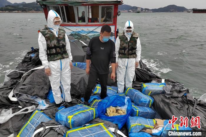 图为嫌疑人指认现场。　福州海警局供图