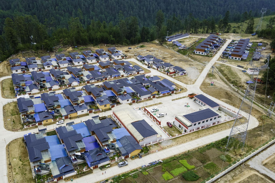 这是5月29日拍摄的西藏林芝市察隅县上察隅镇岗藏村（无人机照片）。新华社记者 周荻潇 摄