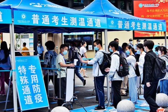 南平建阳第一中学，学生们有序测温进入考点。吴大灼摄