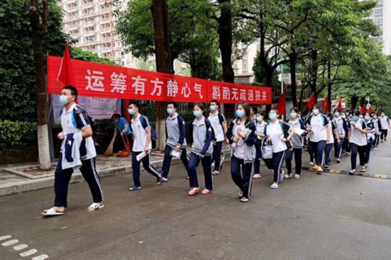 泉州晋江第一中学考点，学生们有序进场。吕俊英摄
