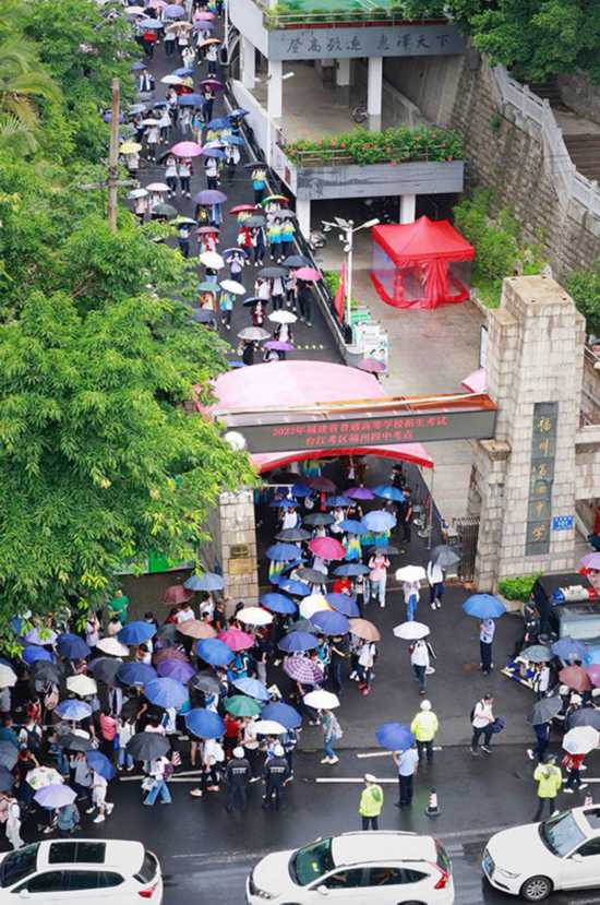 福州第四中学考点，学生们走出考场。陈品摄