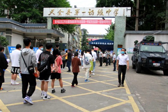 6月6日，宝兴学子到天全一中考点熟悉考场，在考点外排队有序进入。雅安市教育局供图