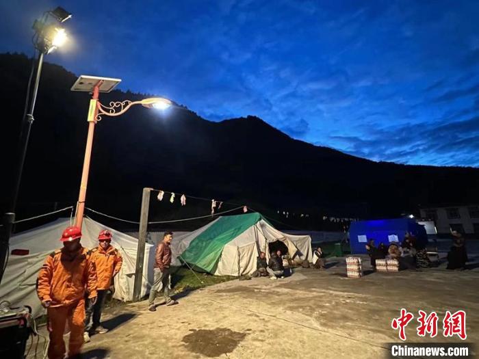 震中临时安置点灯亮了。　四川电力供图