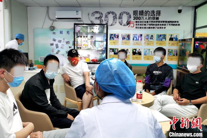青海暑期再迎“摘镜潮”专家呼吁提高近视矫正覆盖率