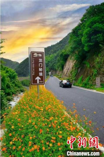 去往“龙门秘境”路上的乡村风景。 “龙门秘境”村落景区供图 点击进入下一页