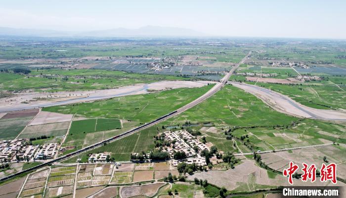近日,航拍视角下的甘肃省张掖市甘州区乌江镇。 艾庆龙 摄 近日,航拍视角下的甘肃省张掖市甘州区乌江镇。 艾庆龙 摄