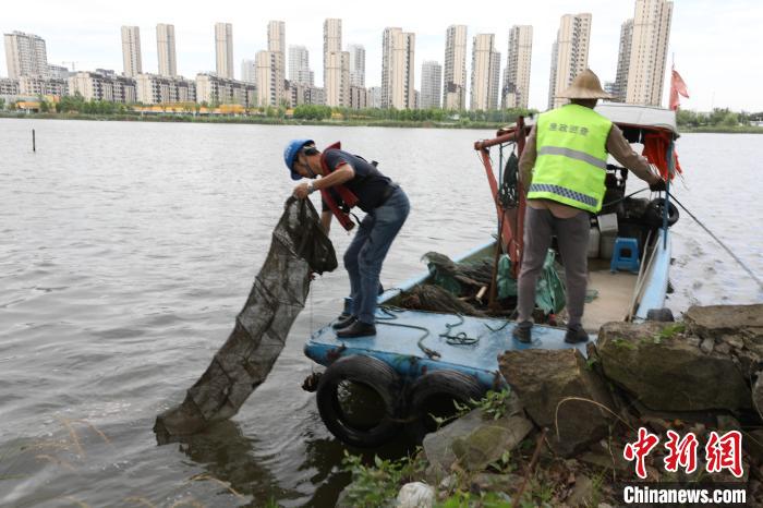 护渔人收起地笼网。 卓璇供图 护渔人收起地笼网。 卓璇供图