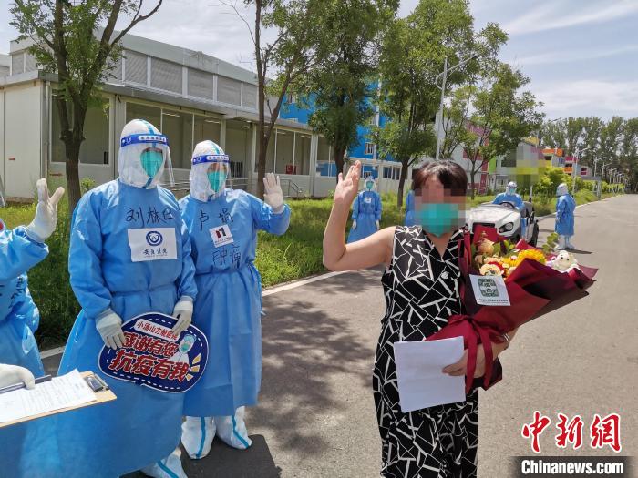 2022年7月9日，北京小汤山方舱医院最后一例新冠肺炎感染者出院。　北京市卫健委供图