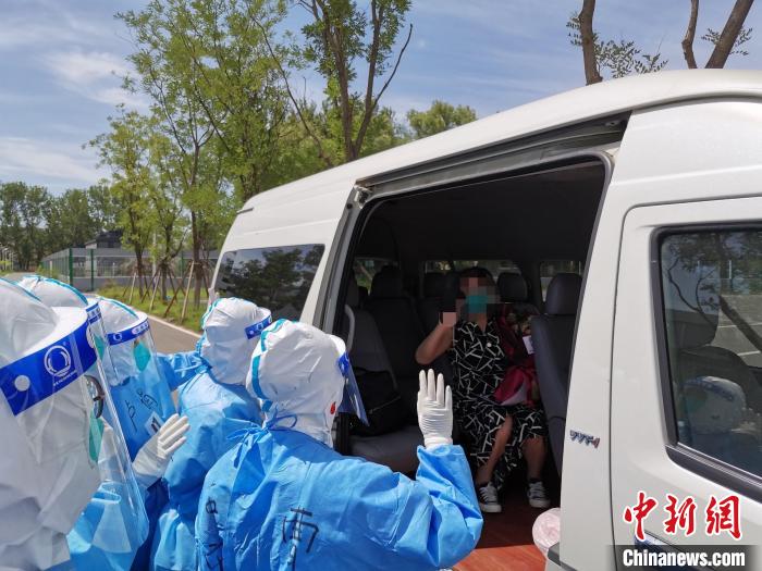 北京小汤山方舱医院最后一例新冠肺炎感染者出院