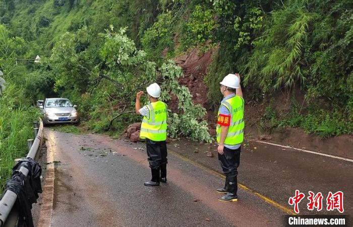 对车辆进行安全通行引导。中铁八局七公司 供图